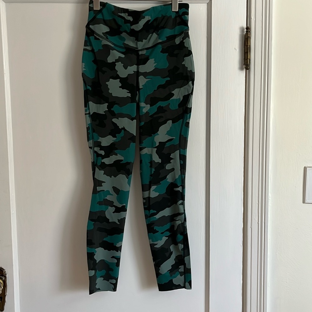 Great condition lululemon leggings. 25’ from crotch